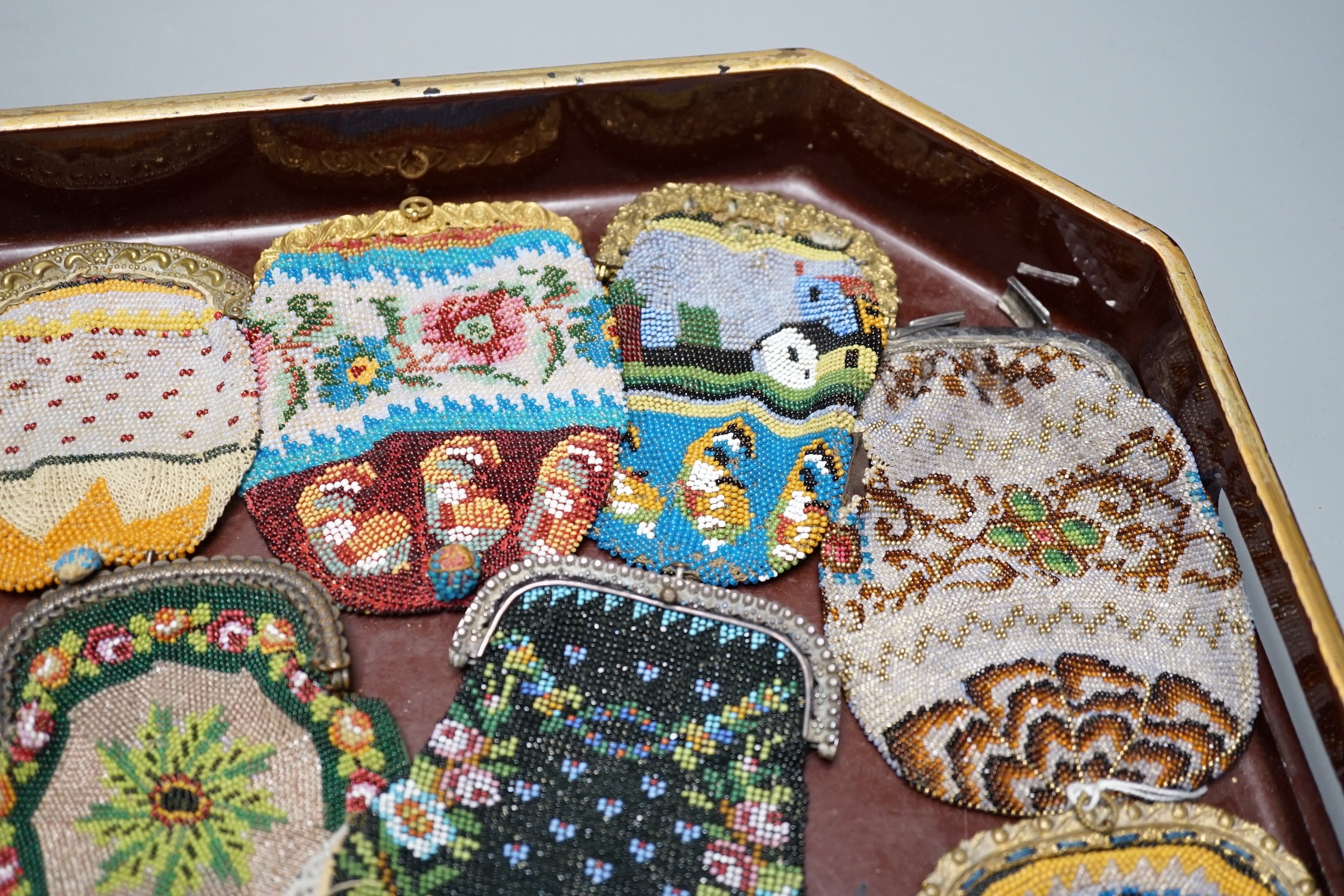 Twenty mid-19th century Berlin beadwork purses with gilt-metal frames, largest 10cm